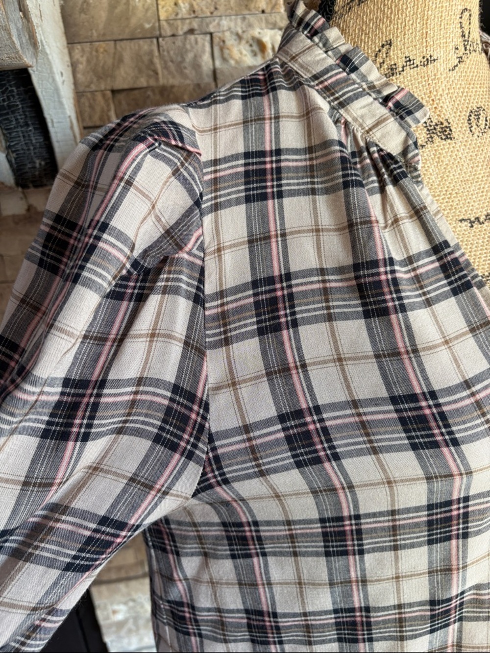 Evereve plaid tan black gold puff shoulder ruffle collar vneck blouse rayon - Picture 3 of 16